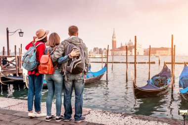 Mutlu arkadaş yolcuları eğleniyor San Marco Meydanı'nda gondollar ve arka planda Venedik, büyük kanal grubu. Tatil ve tatil İtalya ve Avrupa kavramı