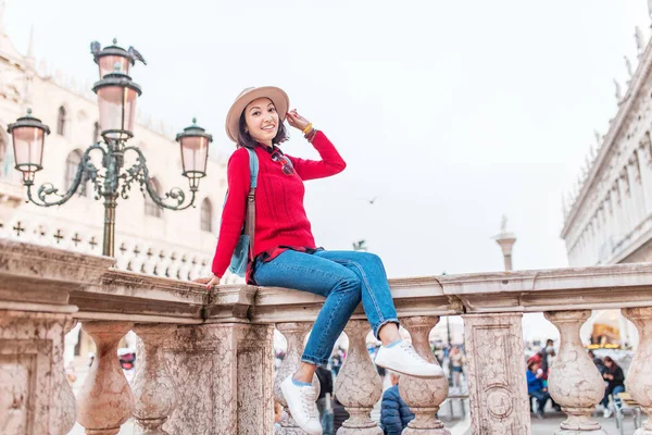 Jovem Feliz Asiático Menina Viajante Com Chapéu Mochila Sentado Parapeito — Fotografia de Stock