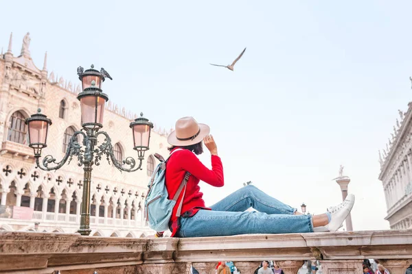 Joven Chica Asiática Feliz Viajero Con Sombrero Mochila Sentado Parapeto — Foto de Stock