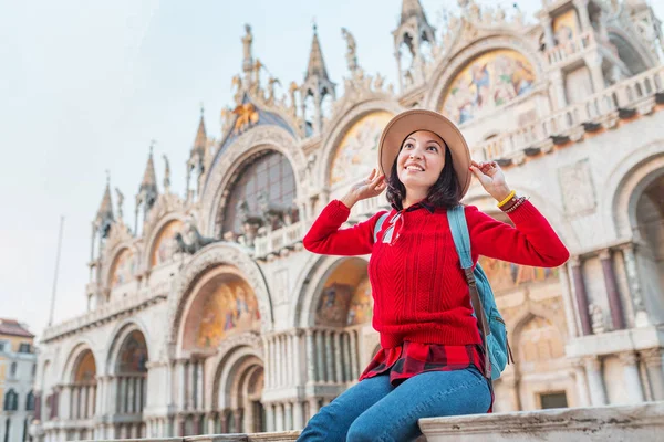 Jovem Feliz Asiático Menina Viajante Com Chapéu Mochila Sentado Parapeito — Fotografia de Stock