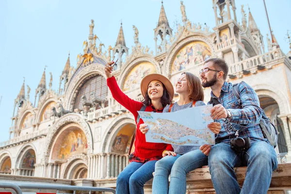 Grupo Amigos Felices Viajeros Con Mapa Plaza San Marco Venecia — Foto de Stock