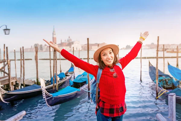 Feliz Mujer Viajera Asiática Disfrutando View Grand Canal Con Góndolas — Foto de Stock