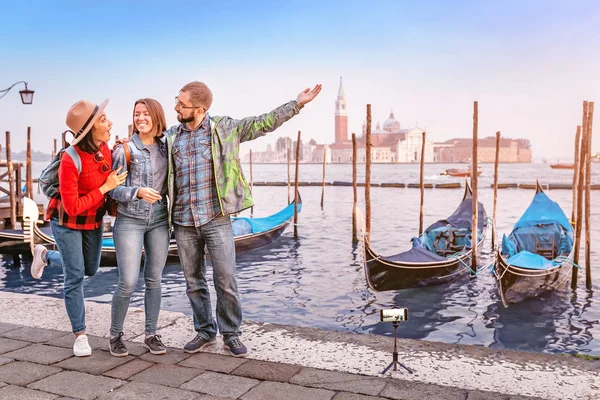 Grupo Amigos Felizes Viajantes Divertindo Praça San Marco Com Gôndolas — Fotografia de Stock