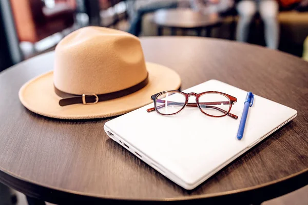 Laptop Auf Dem Tisch Mit Hut Und Brille Freie Arbeit — Stockfoto