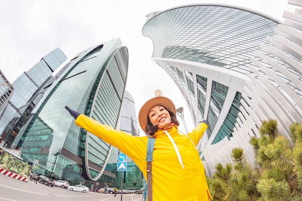 Mutlu Genç Asyalı Kadın Seyahat Etmek Turist Modern Merkezi Metropolde — Stok fotoğraf