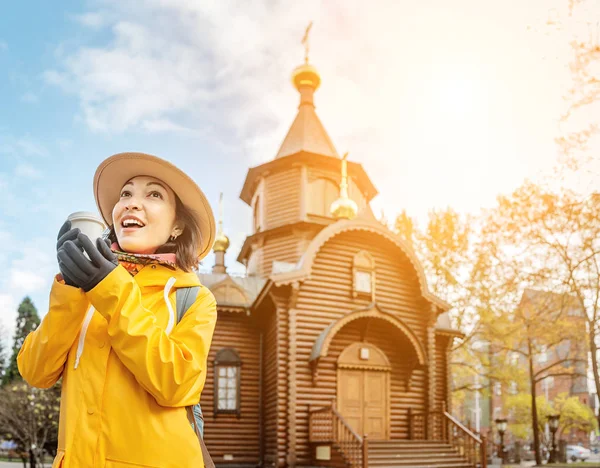 Glad Turist Flicka Med Varm Dryck Resor Ryssland Och Poserar — Stockfoto