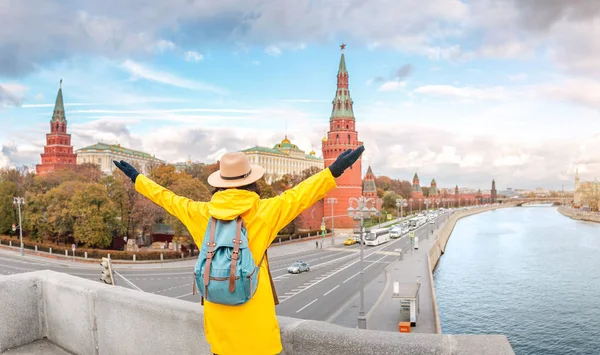 Feliz Mulher Asiática Turista Fundo Torre Parede Kremlin Partir Dique — Fotografia de Stock