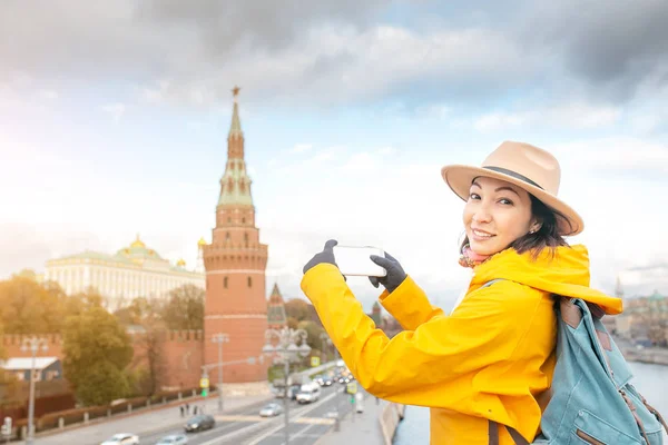 Счастливая Азиатка Туристка Фотографирует Смартфона Фоне Кремлевской Стены Башни Набережной — стоковое фото