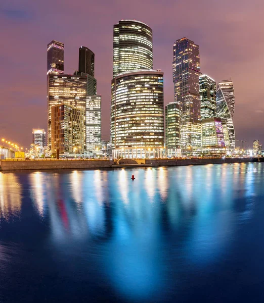 Upplysta Skyskrapor Moscow City Eller Internationella Businesscenter Nattetid Med Ljus — Stockfoto