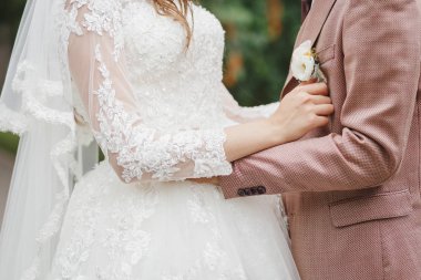 Gelin ve damat açık havada sarılma