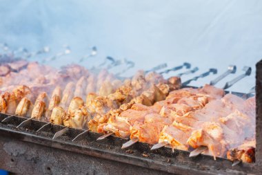 Pişirme et dilimleri şiş kebap yanıyor
