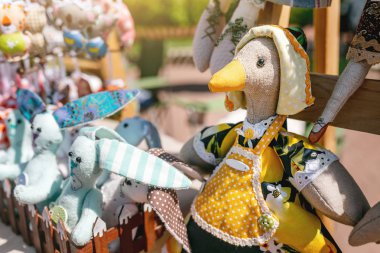 küçük örme hayvan oyuncaklar satışa açık el yapımı bit pazarı