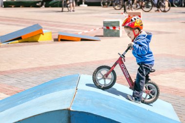 09 Mayıs 2018, Ufa, Rusya Federasyonu: çalışan bir bisiklet üzerinde küçük çocuk
