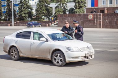09 Mayıs 2018, Ufa, Rusya Federasyonu: sürücü ile konuşurken yol polis memuru