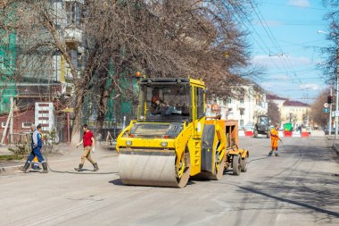 09 Mayıs 2018, Ufa, Rusya Federasyonu: Paten pisti kullanarak yol tamiri