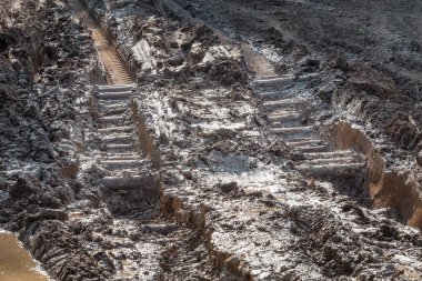 Bahar zaman kırık kırsal toprak yol