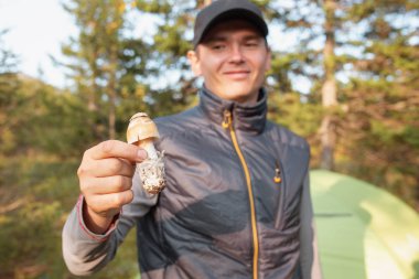 Zehirli mantar mantar tutan adam uzun yürüyüşe çıkan kimse