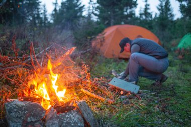 kamp ateşi ve kamp çadır yakın adam uzun yürüyüşe çıkan kimse