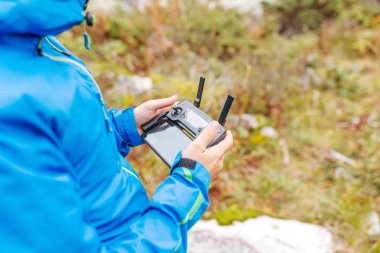 elinde uzaktan kumanda uçak helikopter ile adam