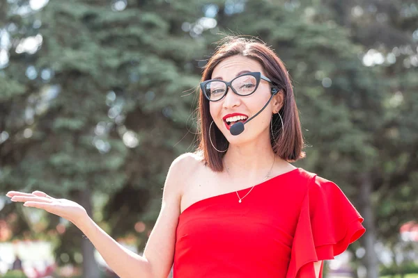 Mujer Asiática Con Micrófono Manos Libres Como Planificador Bodas Profesional — Foto de Stock