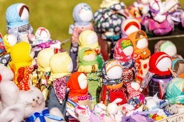 Амулет ручной работы славянской куклы для продажи на местном рынке
