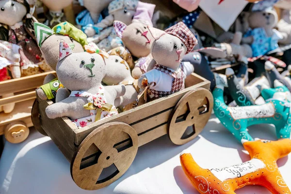 09 Mayıs 2018, Ufa, Rusya Federasyonu: Satılık oyuncaklar işlemeli örgü