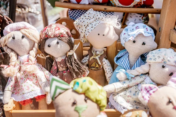 Yumuşak el yapımı bez bebek adil bir piyasada