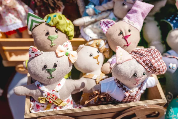 küçük örme hayvan oyuncaklar satışa açık el yapımı bit pazarı