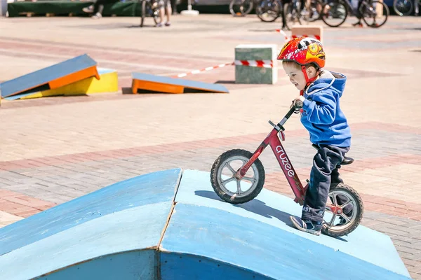 09 Mayıs 2018, Ufa, Rusya Federasyonu: çalışan bir bisiklet üzerinde küçük çocuk
