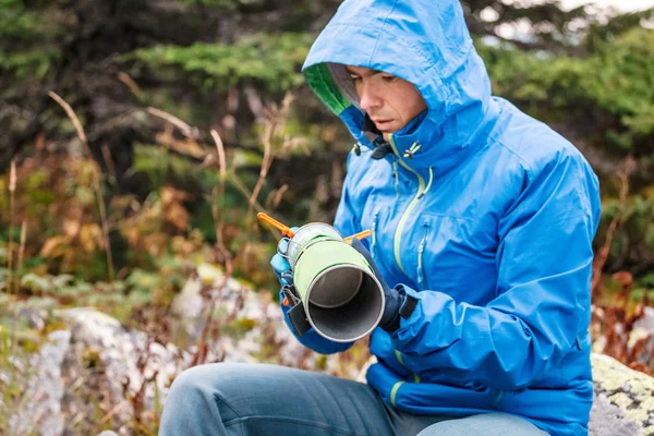 Hombre Excursionista Prepara Comida Quemador Gas Cerca Del Campamento Turístico — Foto de Stock