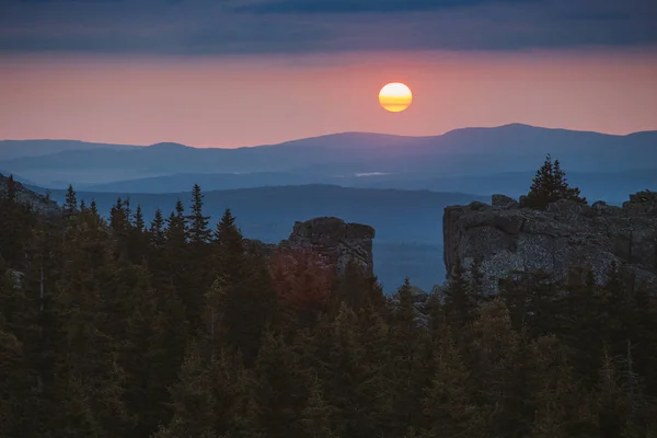 Dramatiska Naturliga Solnedgången Vilda Klippiga Bergen Ural Ryssland — Stockfoto