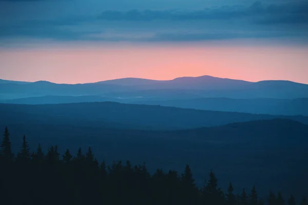 Dramatiska Naturliga Solnedgången Vilda Klippiga Bergen Ural Ryssland — Stockfoto
