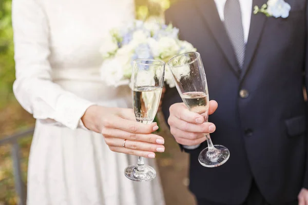 Γαμπρός Και Νύφη Τοστ Και Τσούγκρισμα Στο Γαμήλιο Πάρτι — Φωτογραφία Αρχείου