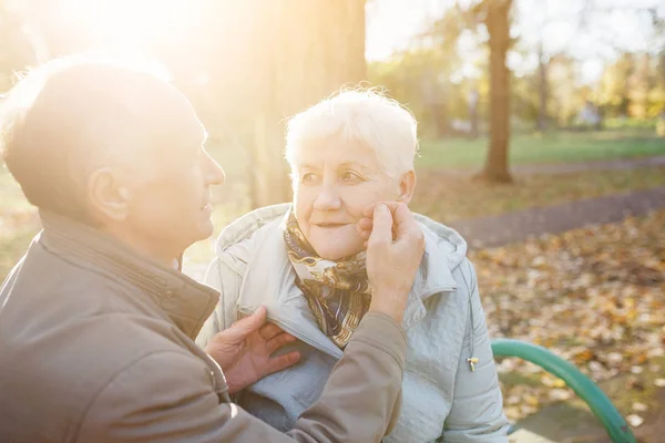 Ancianos Pareja Ancianos Enamorados Descansando Banco Parque Otoño — Foto de Stock