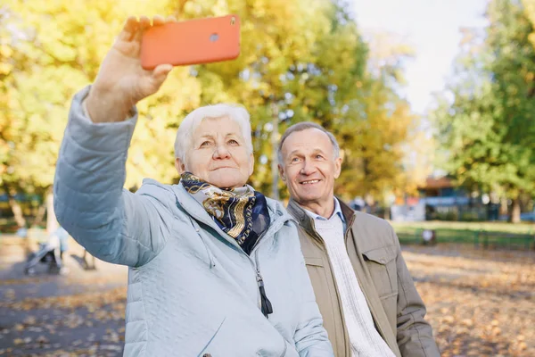 Feliz Casal Sênior Tomando Selfie Smartphone Parque — Fotografia de Stock