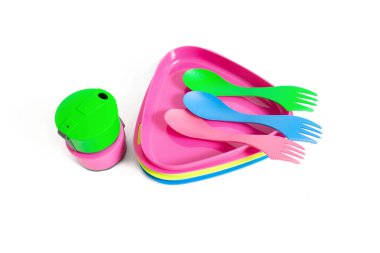 Çok renkli plastik Züccaciye ve sofra eqipment beyaz bir arka plan üzerinde izole. Hiking mutfak mutfak eşyaları kavramı