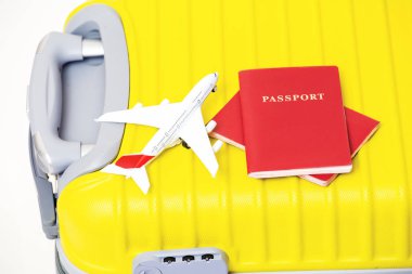 Uçak oyuncak sarı bir bavul üzerinde iki Rusya Federasyonu pasaport ile
