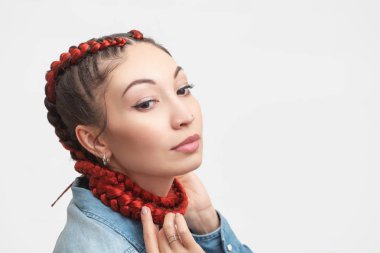 Beyaz zemin üzerine kırmızı saç uzatma ile örgülü saç modeli