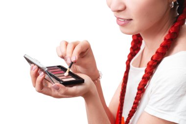 Kadın beyaz arka plan üzerinde izole makyaj uygulamak