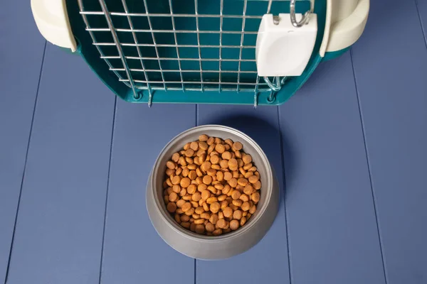 Transportador de plástico e tigela de comida para cães e gatos. Dieta e adequada — Fotografia de Stock