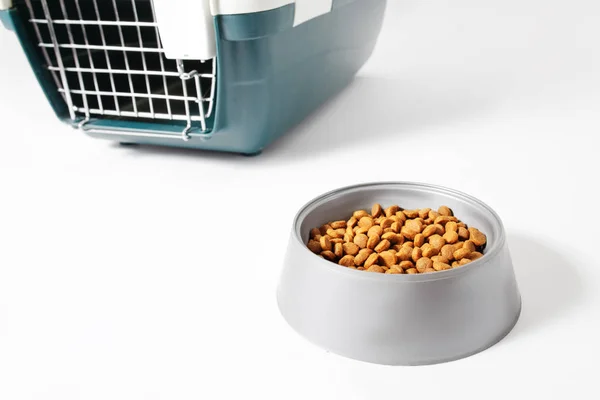 Transportador de plástico e tigela de alimentos para cães e gatos isolados no whit — Fotografia de Stock