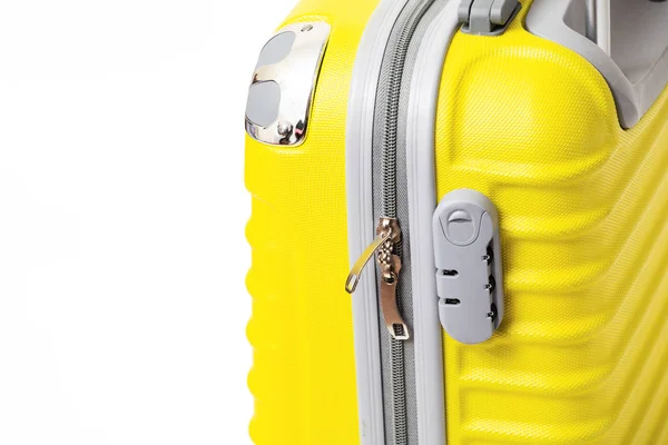 Gros plan d'une valise de voyage moderne jaune avec code postal — Photo