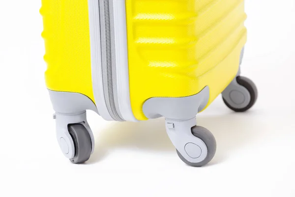 Vértes kerék részlete egy modern sárga utazási bőrönd — Stock Fotó