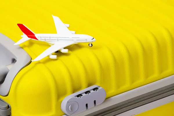 Fehér játék repülőgép a sárga bőrönd. Dream travel-koncepció — Stock Fotó