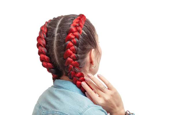 Peinado trenzado con extensiones de pelo rojo sobre fondo blanco — Foto de Stock