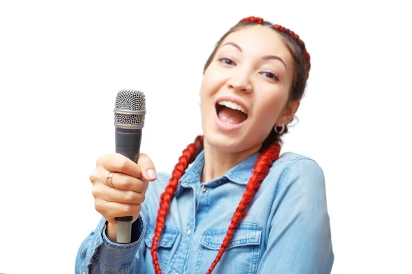 Heureuse femme asiatique chantant avec microphone isolé sur blanc — Photo