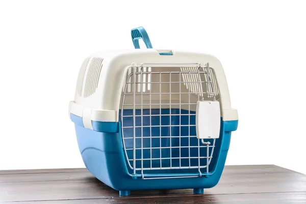 Plastikkäfige für Hunde und Katzen isoliert auf weiß. Reiseverkehr, Tierklinik und Haustierpflegekonzept — Stockfoto