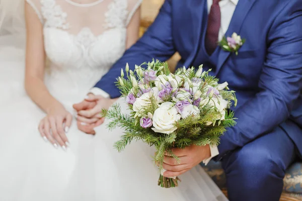 A menyasszony és a vőlegény, gyengéden átölelve és a gazdaság, a téli esküvői — Stock Fotó