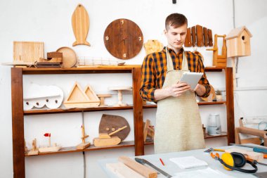 Bir marangoz atölyesinde işçi tamirci elinde tablet pc ile