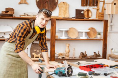 Adam marangoz ev ya da atölye iş başında. El sanatları deneyimi 